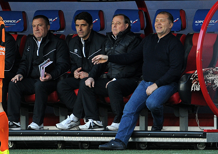 Александр ТАРХАНОВ (второй справа) и его команда вновь проведет домашний матч в Тюмени. Фото Алексей ИВАНОВ,