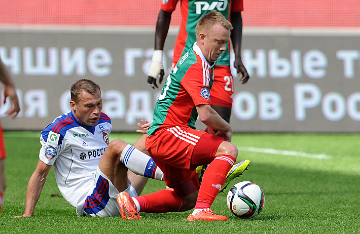 Дуэль защитников: армеец Василий БЕРЕЗУЦКИЙ опережает железнодорожника Рената ЯНБАЕВА. Фото - Алексей ИВАНОВ,