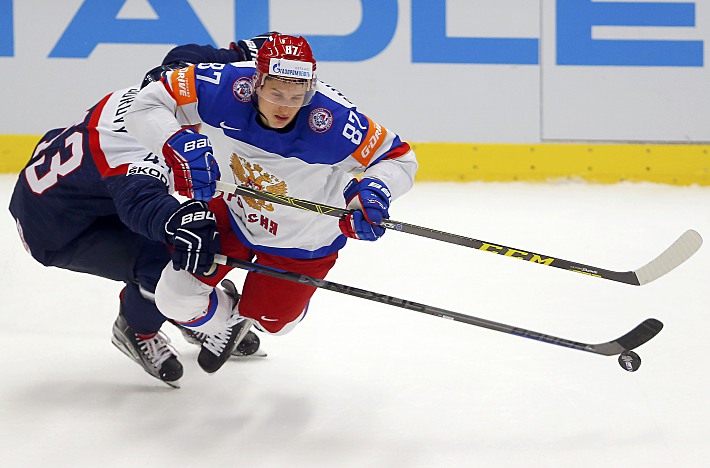 Воскресенье. Острава. Словакия - Россия - 2:3 ОТ. Форвард сборной России Вадим ШИПАЧЕВ пытается уйти от коллеги по амплуа Томаша СУРОВЫ. Фото - REUTERS