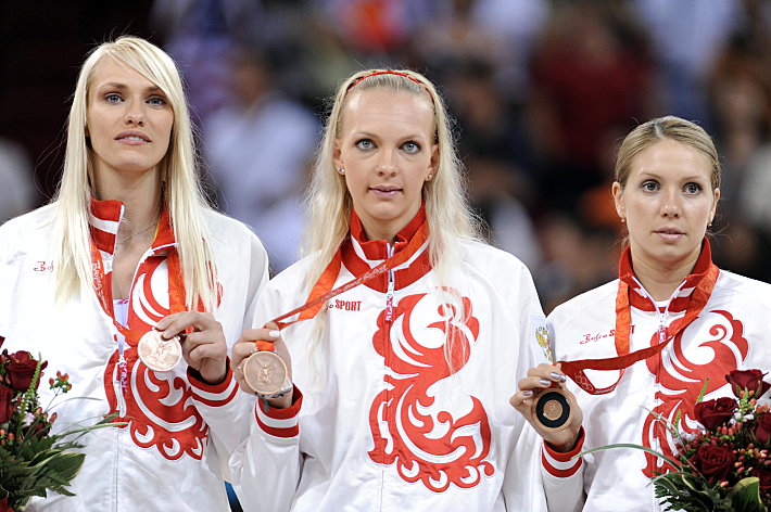 2008 год. Пекин. Мария СТЕПАНОВА, Ирина ОСИПОВА и Ирина СОКОЛОВСКАЯ с бронзовыми медалями Олимпиады. Фото AFP