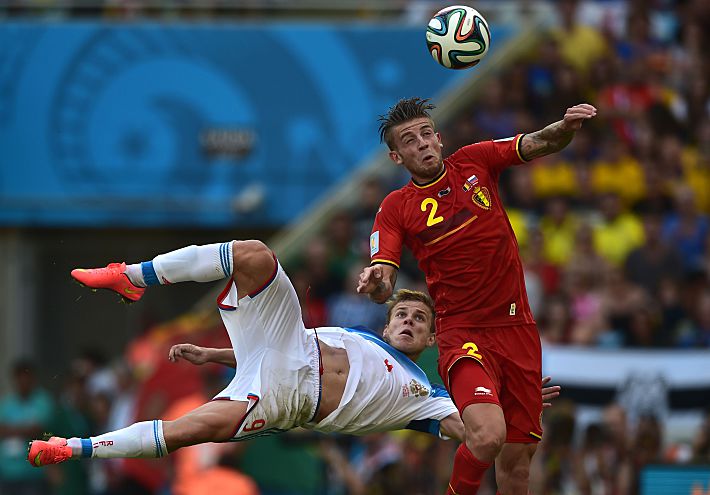 22 июня 2014 года. Рио-де-Жанейро. Бельгия - Россия - 1:0. Нападающий нашей сборной Александр КОКОРИН и защитник бельгийцев Тоби АЛДЕРВЕЙРЕЛД. Фото - AFP