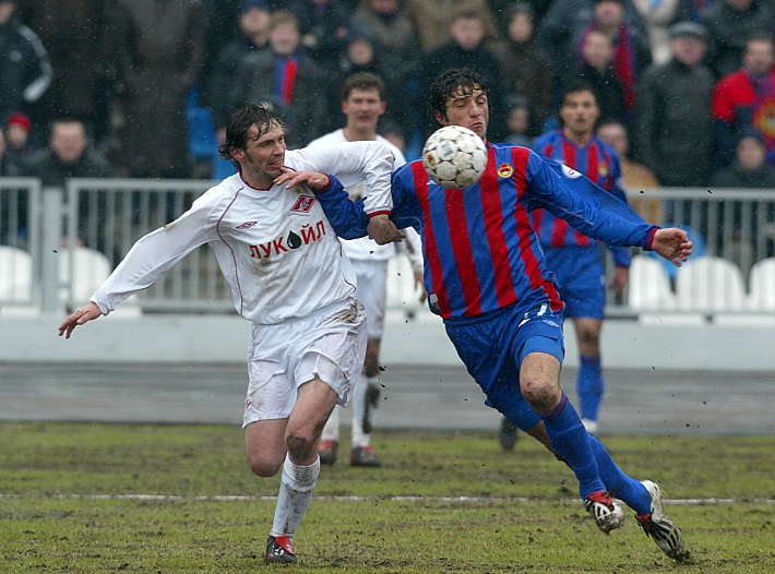 Алан КУСОВ (справа) против защитника