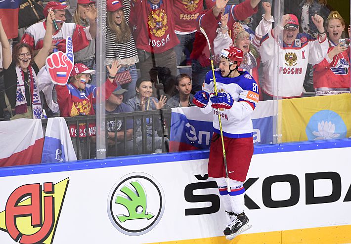 Только что Вадим ШИПАЧЕВ забросил третью шайбу сборной России. Фото - AFP