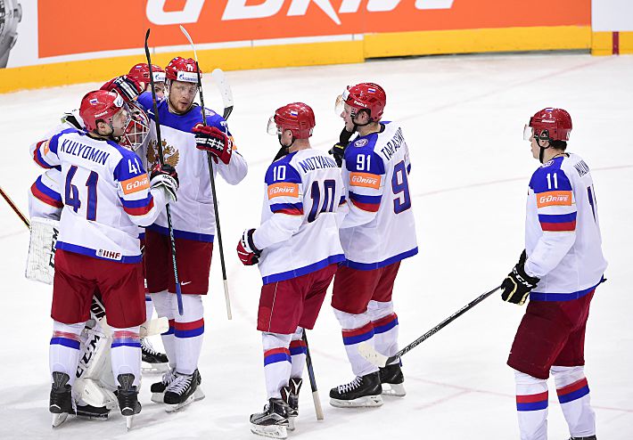 После матча партнерам было за что благодарить вратаря сборной России Сергея БОБРОВСКОГО, признанного лучшим игроком в составе победителей. Фото - AFP