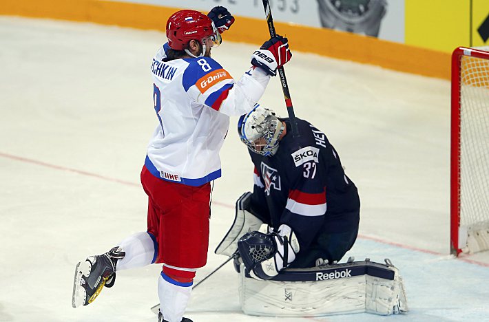 Александр ОВЕЧКИН забивает первый гол на ЧМ-2015. Фото - REUTERS