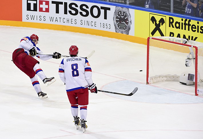 Александр ОВЕЧКИН (справа) перед пустыми воротами американцев делится шайбой с Евгением МАЛКИНЫМ, уступая партнеру право забить четвертый гол сборной России