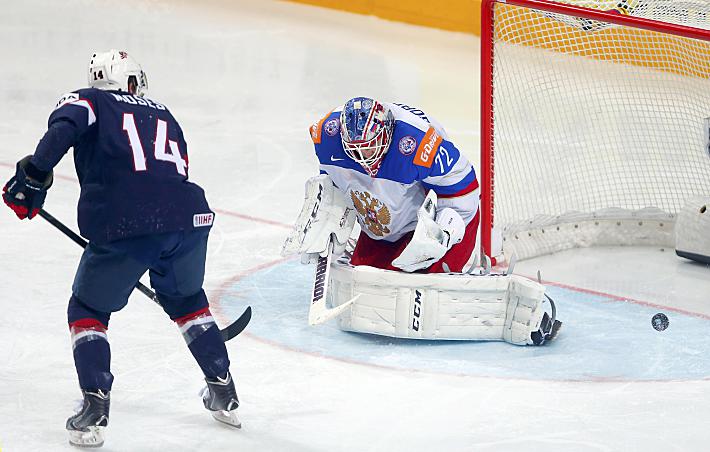 Один из 35 сэйвов Сергея БОБРОВСКОГО в этом матче. Фото - AFP