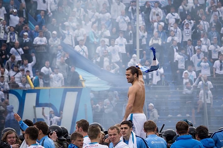 Александр КЕРЖАКОВ с партнерами делят победу в чемпионате с болельщиками. Фото - Вячеслав ЕВДОКИМОВ, ФК