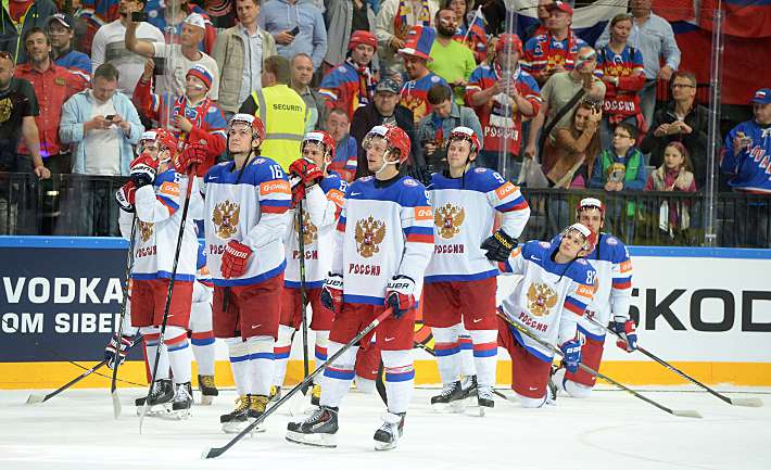 Воскресенье. Прага. Канада - Россия - 6:1. Российская команда после финального свистка. Фото - AFP