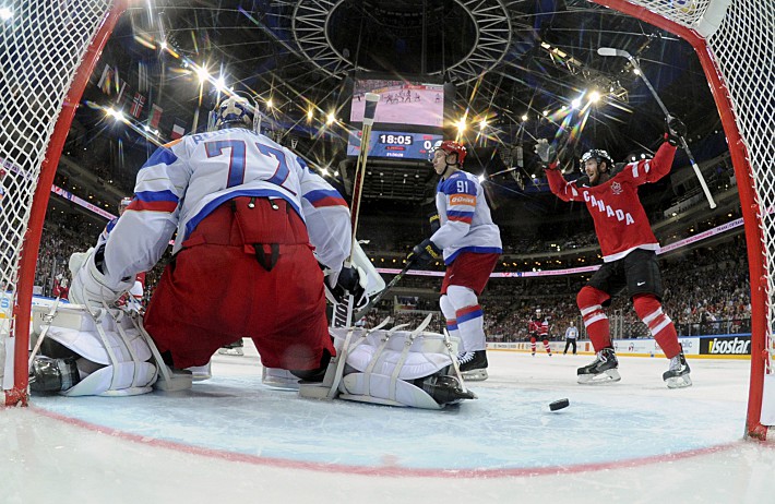 Воскресенье. Прага. Канада - Россия - 6:1. Сергей БОБРОВСКИЙ пропускает очередную шайбу. Фото - REUTERS