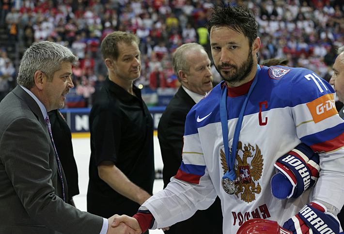 Воскресенье. Прага. Канада - Россия - 6:1. Капитан сборной России Илья КОВАЛЬЧУК с серебряной медалью. Фото - AFP