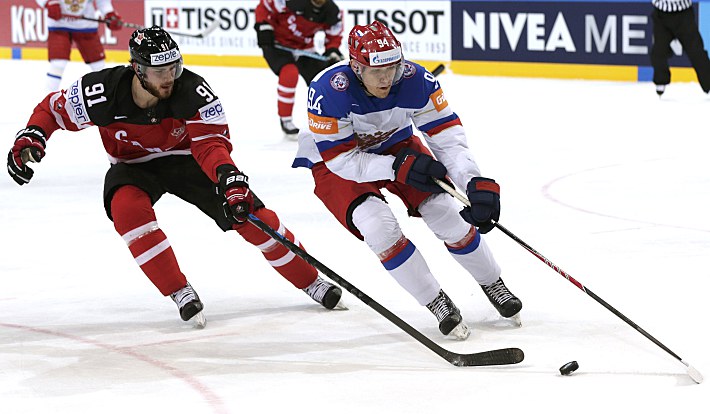 Воскресенье. Прага. Канада - Россия - 6:1. Защитник сборной России Андрей МИРОНОВ (справа) против Тайлера СЕГИНА. Фото - REUTERS