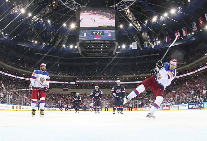 16 мая. Прага. США - Россия - 0:4. Евгений МАЛКИН ставит эффектную точку в полуфинале. Фото - AFP