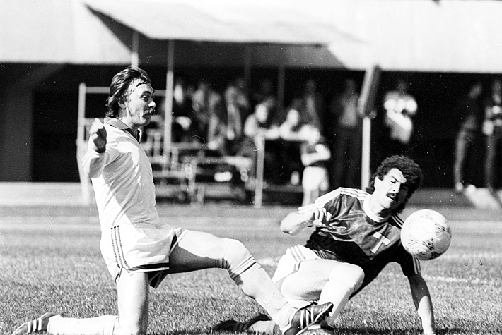 В игре Юрий ЖЕЛУДКОВ (слева). Фото - Игорь УТКИН