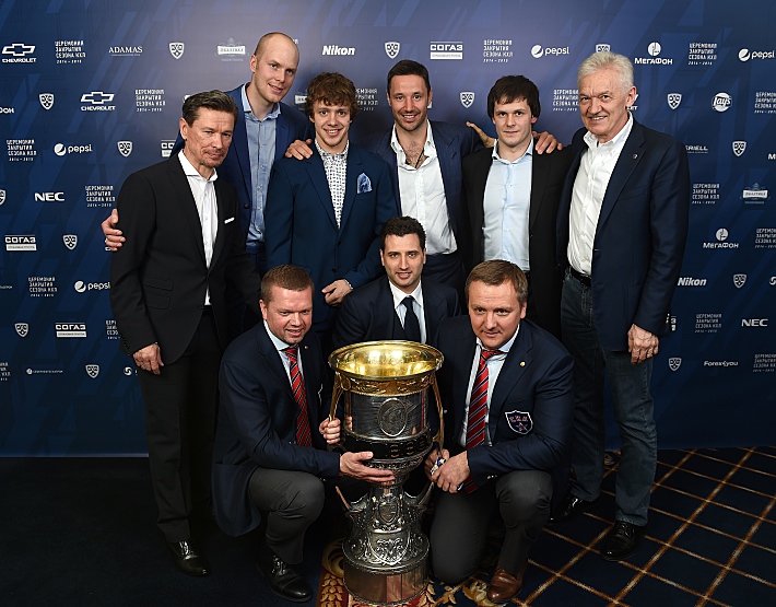 Президент СКА Геннадий ТИМЧЕНКО (крайний справа), главный тренер Вячеслав БЫКОВ (крайний слева), вице-президент клуба Роман РОТЕНБЕРГ (в нижнем ряду в центре), нападающие Артемий ПАНАРИН и Илья КОВАЛЬЧУК (в верхнем ряду в центре) с Кубком Гагарина. Фото - Юрий КУЗЬМИН, photo.khl.ru