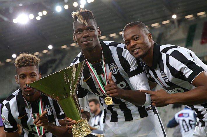 Кингсли КОМАН, Поль ПОГБА и Патрис ЭВРА (слева направо) с чемпионским трофеем. Фото - REUTERS