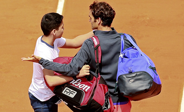 Роджер ФЕДЕРЕР и юный любитель селфи со звездами. Фото - REUTERS