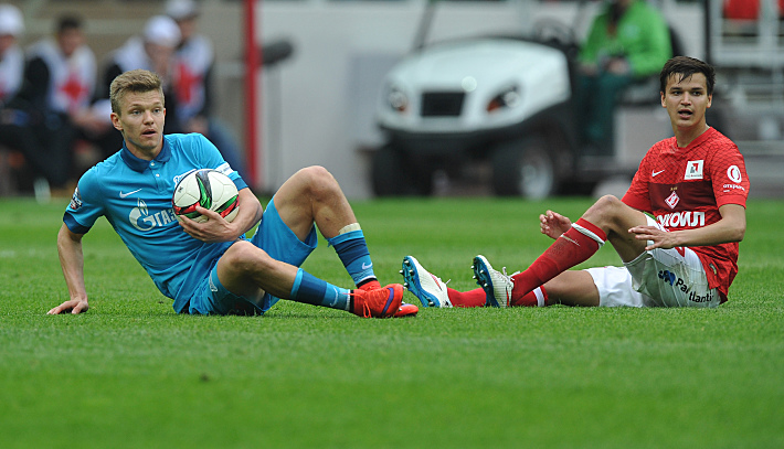 Зенитовец Олег ШАТОВ и спартаковец Вячеслав КРОТОВ. Фото – Александр ФЕДОРОВ,