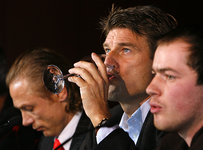 12 сентября 2008 года. Москва. Микаэль ЛАУДРУП (в центре) только что подписал контракт со