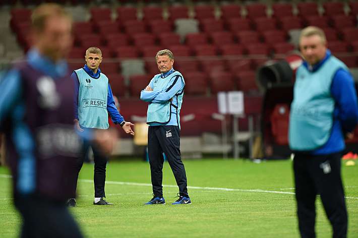 Мирон МАРКЕВИЧ (в центре) на поле Национального стадиона на предматчевой тренировке. Фото - AFP