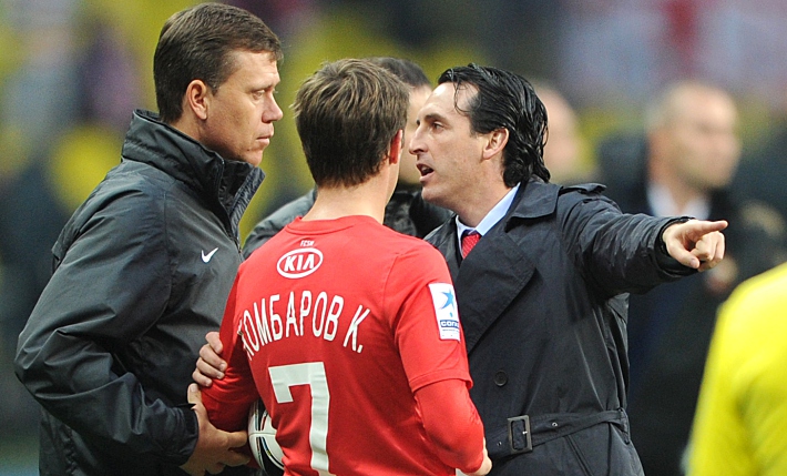 Унаи ЭМЕРИ (справа) дает указания Кириллу КОМБАРОВУ (в центре) с помощью Игоря ЛЕДЯХОВА. Фото - Татьяна ДОРОГУТИНА,