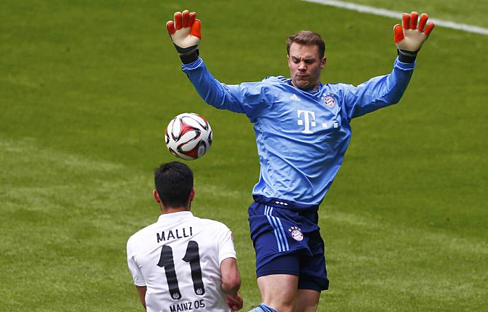 В полете за штрафной Мануэль НОЙЕР. Фото - REUTERS