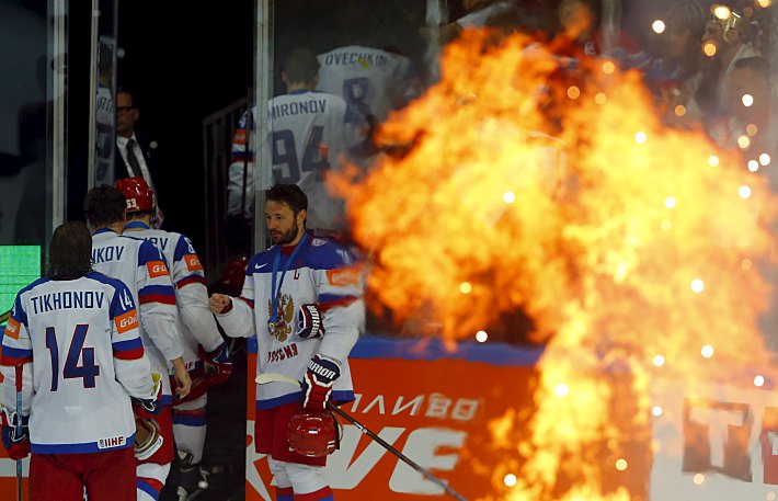 17 мая. Прага. Канада - Россия - 6:1. Российская команда покидает лед. Фото - REUTERS