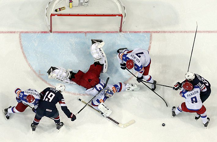 16 мая. Прага. США - Россия - 0:4. Опасный ворот на пятачке Сергей БОБРОВСКОГО, лучшего из россиян в этом полуфинале. Фото - REUTERS
