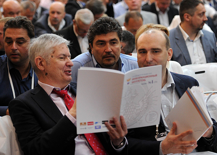 Анатолий ВОРОБЬЕВ (слева).