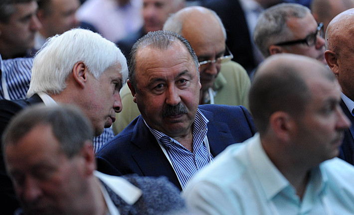 Валерий ГАЗЗАЕВ (в центре).