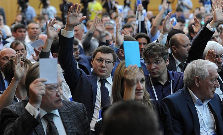 Максим МИТРОФАНОВ (в центре).