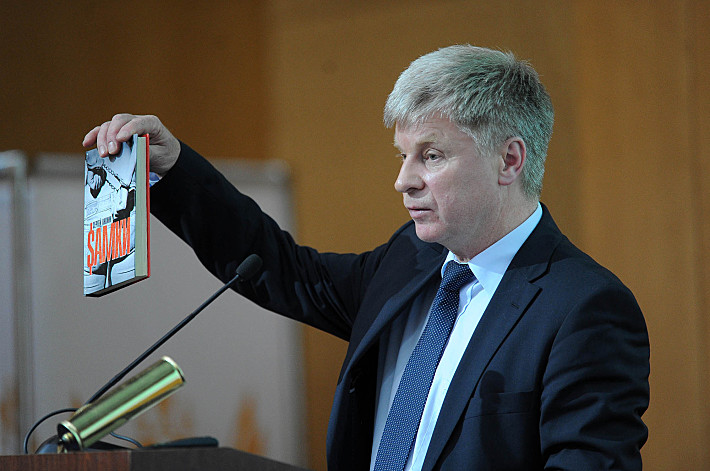 Николай ТОЛСТЫХ с книгой Сергея Анохина.