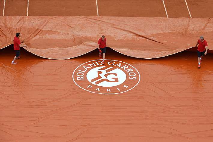 Дождливый день в Париже скорректировал расписание. Фото - AFP