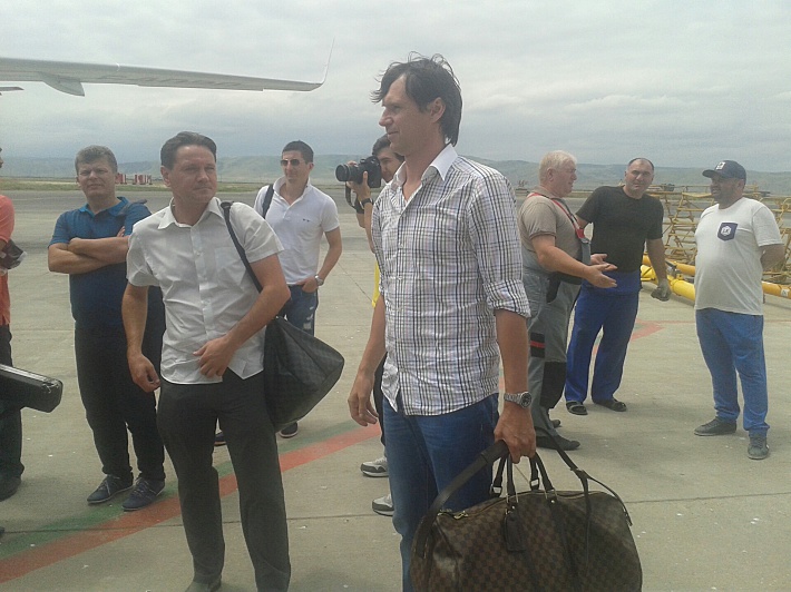 Дмитрий АЛЕНИЧЕВ (слева) и Егор ТИТОВ в аэропорту Махачкалы