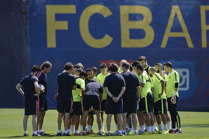 Луис ЭНРИКЕ дает установку команде. Фото REUTERS