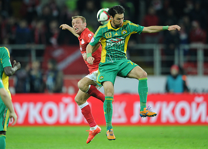 Ивелин ПОПОВ (на переднем плане) против своего будущего одноклубника Дениса ГЛУШАКОВА. Фото – Алексей ИВАНОВ,