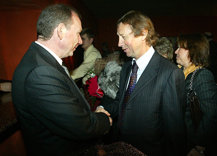 4 января 2004 года. Олег РОМАНЦЕВ принимает поздравления от Юрия СЕМИНА с 50-летием. Фото Алексей ИВАНОВ,