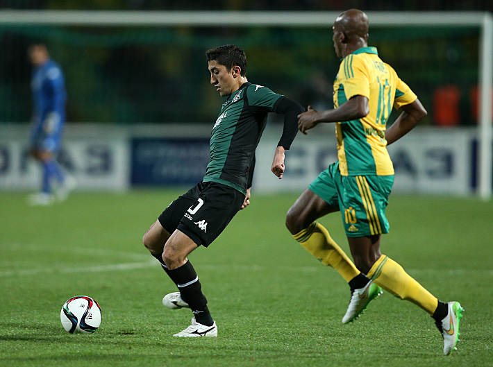 Одил АХМЕДОВ (с мячом). Фото - Виталий ТИМКИВ