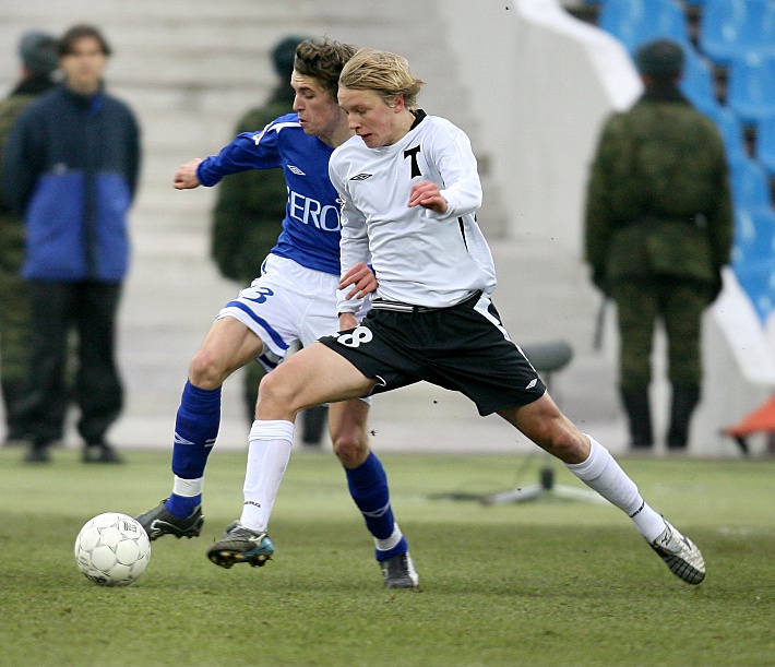 Игорь СМОЛЬНИКОВ (справа) в борьбе с Дмитрием КОМБАРОВЫМ. Фото Татьяна ДОРОГУТИНА,