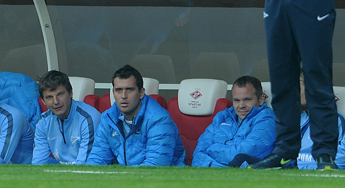 Андрей АРШАВИН, Александр КЕРЖАКОВ и Александр АНЮКОВ часто смотрят футбол со скамейке запасных. Фото Алексей ИВАНОВ,