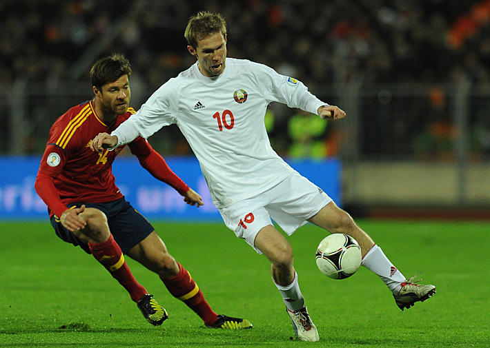 ХАБИ АЛОНСО и АЛександр ГЛЕБ. Фото REUTERS