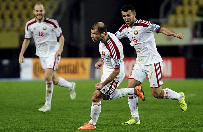 Тимофей КАЛАЧЕВ (в центре) празднует гол в ворота Македонии. Фото REUTERS