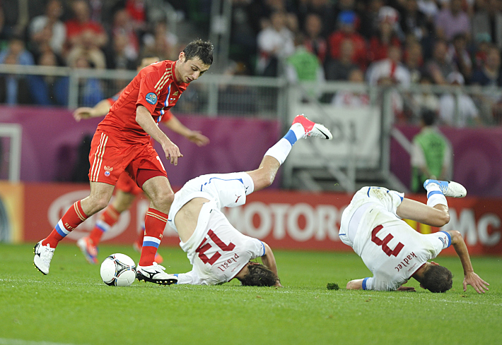 Алан ДЗАГОЕВ вкатывает сборную Чехии в газон на Euro-2012. Фото Александр ФЕДОРОВ,
