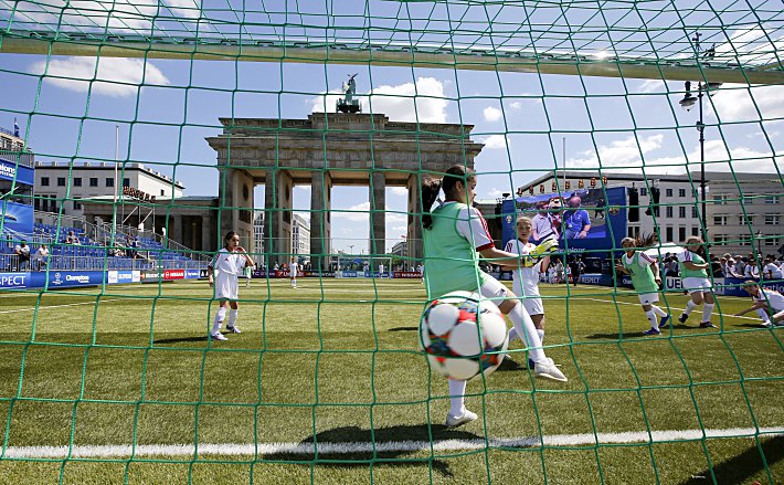 Футбольный марафон у Бранденбургских ворот. Фото REUTERS