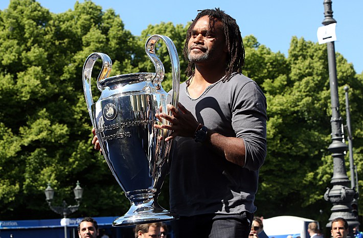 Кристиан КАРАМБЕ с вожделенным трофеем. Фото AFP