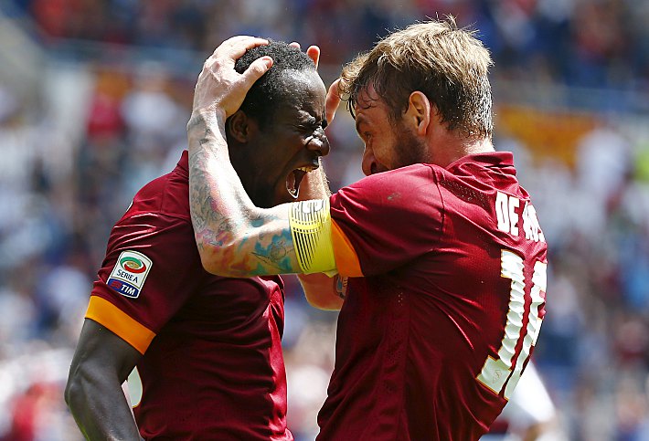 Даниэле ДЕ РОССИ поздравляет Сейду ДУМБЬЯ. Фото - REUTERS