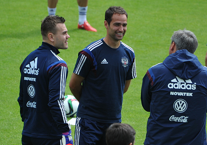 Игорь АКИНФЕЕВ, Роман ШИРОКОВ и тренер вратарей Сергей ОВЧИННИКОВ. Фото - Александр ФЕДОРОВ,