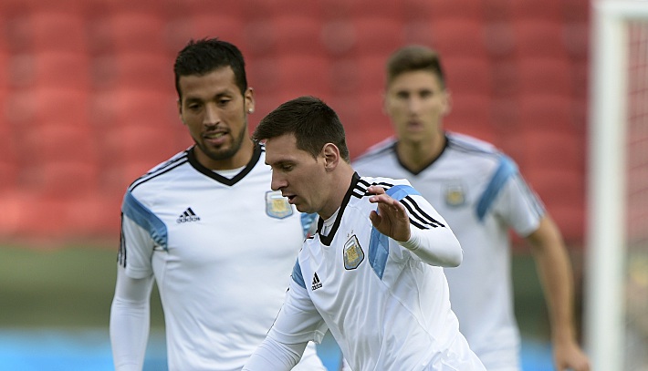 Эсекиэль ГАРАЙ и Лионель МЕССИ на тренировке сборной Аргентины. Фото - AFP