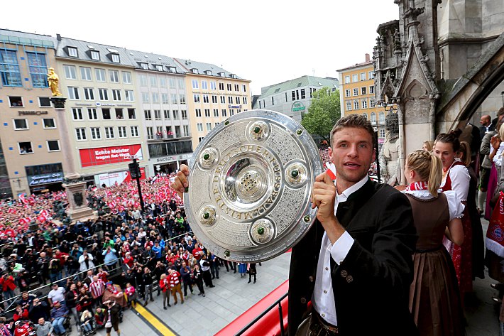 24 мая. Мюнхен. Томас МЮЛЛЕР с трофеем за победу в чемпионате Германии. Фото - REUTERS
