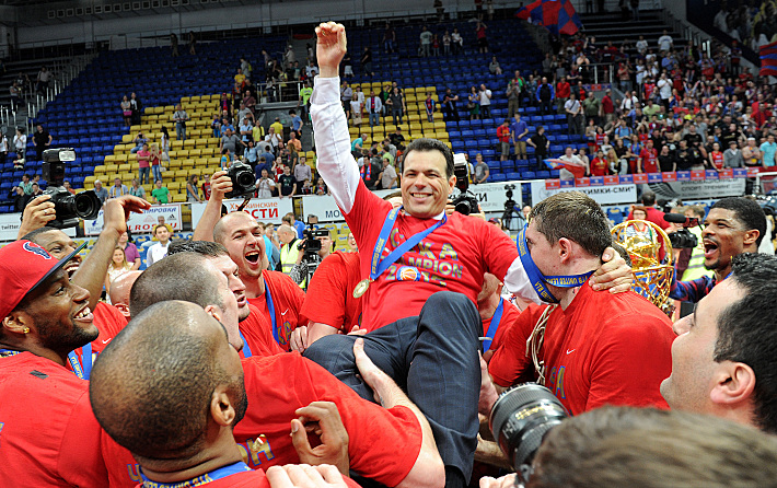 Армейцы качают главного тренера Димитриса ИТУДИСА. Фото - Алексей ИВАНОВ,